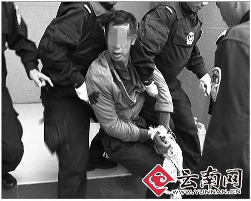 男子持刀綁架人質(zhì)索要錢(qián)財(cái)被特警擊斃(組圖)