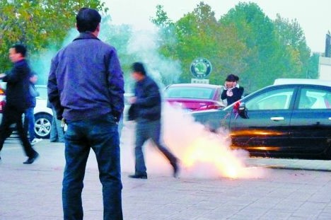 汽車4S店賣一臺(tái)車放一掛鞭炮 驚擾居民遭投訴