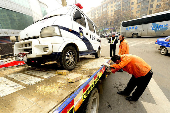 警車違法亂停致交通不暢 