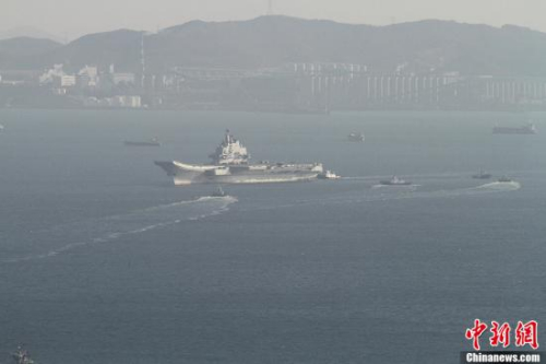 10月30日10時(shí)20分，中國航母“遼寧艦”?？吭谶|寧省大連港碼頭，完成了其正式交接入役后的首次出海。圖為當(dāng)日向大連港碼頭駛?cè)氲?#8220;遼寧艦”。<a target=&apos;_blank&apos; href=&apos; align=