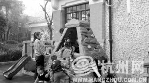 上海一所公辦幼兒園內(nèi)，老師看護(hù)著孩子們做游戲。 見(jiàn)習(xí)記者 劉彥朋 攝