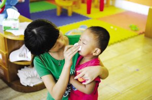 2012年9月3日，浙江一所幼兒園，老師幫孩子擦鼻涕。