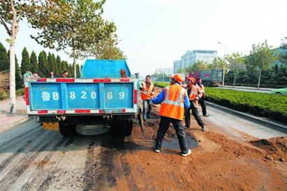 大型油罐車追尾致大量原油泄漏