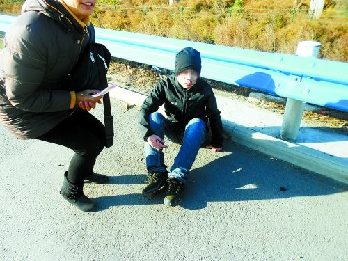 男子高速路上跳車 自稱“感覺(jué)有東西附體”(圖)