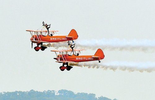 珠海航展開幕 八一飛行隊駕駛殲10獻技(圖)