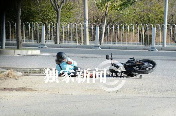 愛戴與神秘男騎機(jī)車狂飆出車禍 倒地不起電話求救