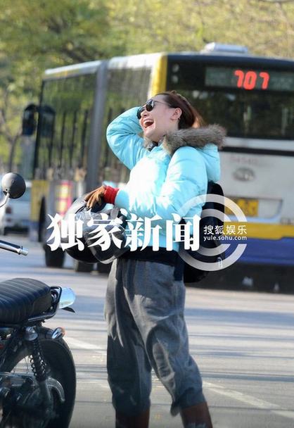 愛戴與神秘男騎機車狂飆出車禍 倒地不起電話求救