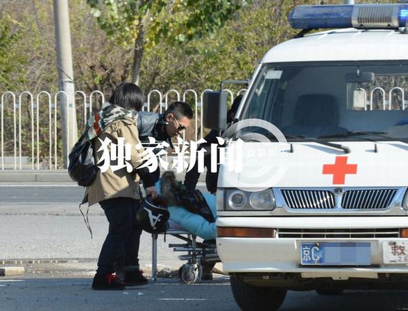 愛戴與神秘男騎機車狂飆出車禍 倒地不起電話求救