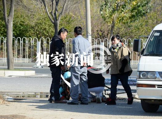 愛戴與神秘男騎機(jī)車狂飆出車禍 倒地不起電話求救