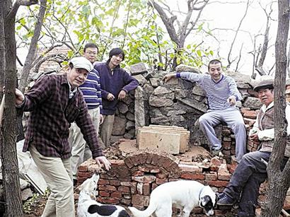 青島80后情侶裸婚辭職進山隱居 生吃菜自建屋