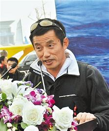 青島人郭川沖擊環(huán)球航海極限 妻子磕頭祈福送行