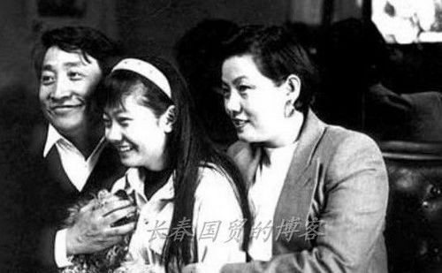 姜昆攜33歲女兒姜珊亮相時(shí)尚晚宴 年少成名昔日舊照曝光