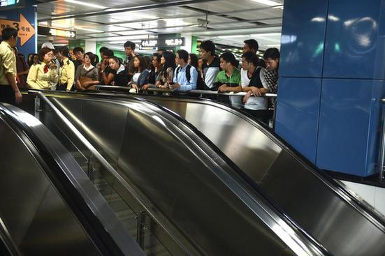 廣州地鐵故障 乘客自行開車門隧道中摸黑出站