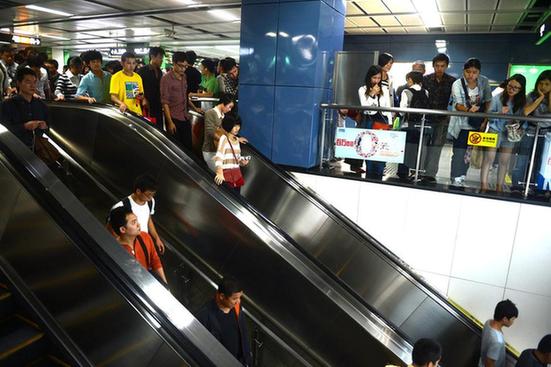 廣州地鐵故障 乘客自行開車門隧道中摸黑出站