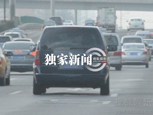 董潔躲在車中吃路邊攤