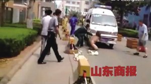 撞人后裸躺阻救人女教師被鑒定為短暫性精神病