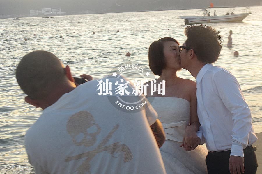 金志文豪華婚禮現(xiàn)場 新人抵海邊拍婚紗照