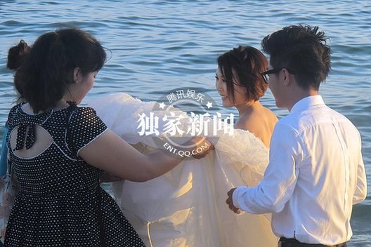 金志文豪華婚禮現(xiàn)場(chǎng) 新人抵海邊拍婚紗照