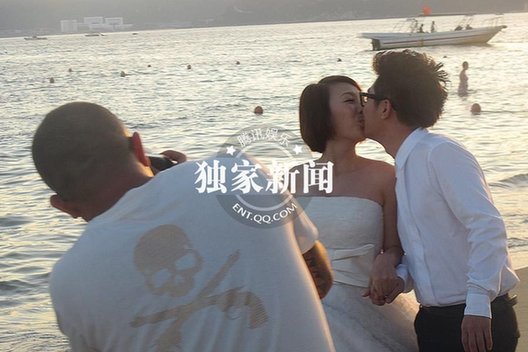 金志文豪華婚禮現(xiàn)場 新人抵海邊拍婚紗照