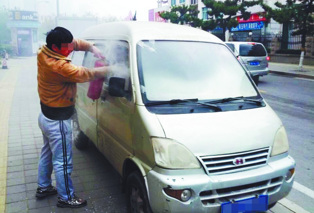 澳門路面包車自燃 路人砸窗救火惹車主埋怨