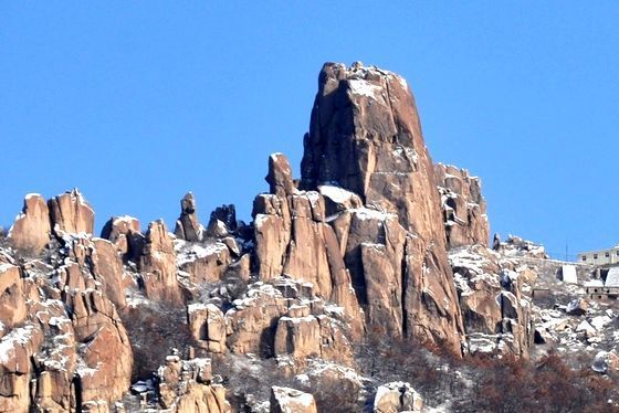 嶗山巨峰迎瑞雪 海拔500米成雨雪分界線(xiàn)