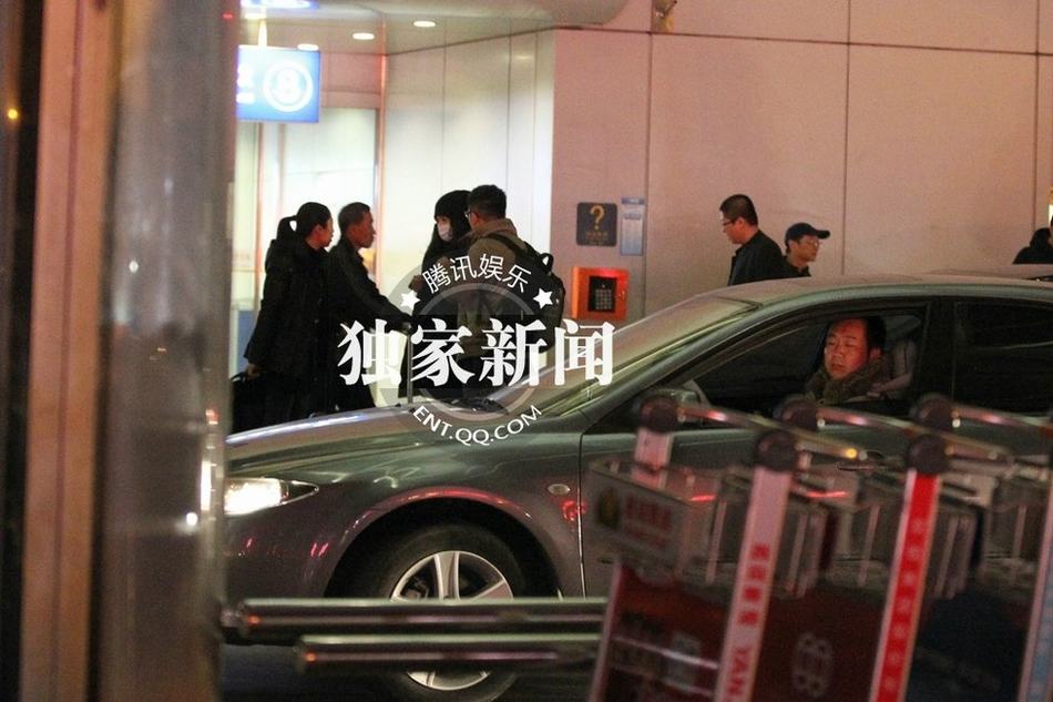 李冰冰豪車隊接機排場大 美女助理驚艷亮相似Ella