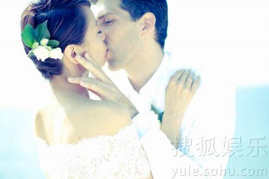 梁詠琪百張婚禮溫馨照曝光 與老公擁吻分享幸福