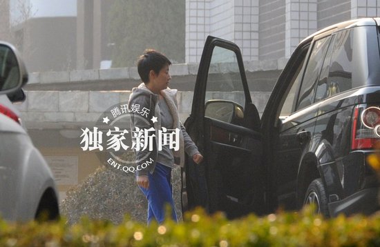 馬伊琍帶女兒悠閑逛商場(chǎng) 著急找不到車位面露難色