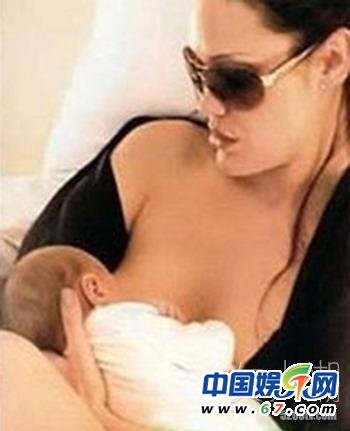 盤點當(dāng)眾哺乳秀母愛的女星