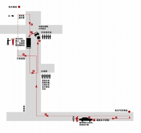 11月29日，香樟路京港澳高速公路橋下，被劫持的小車(chē)在逃跑過(guò)程中與貨車(chē)追 尾，起火后燒得只剩下鐵架。圖/記者陳勇