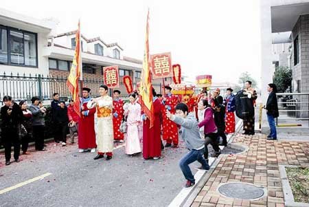 新人將婚禮辦成清宮戲 穿戲服跳騎馬舞(圖)