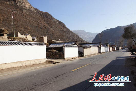 甘肅漳縣殪虎橋鄉(xiāng)東橋村，一排已經(jīng)粉刷過的“遮羞墻”（人民網(wǎng)記者 高翔 張鵬 隋欣 攝）