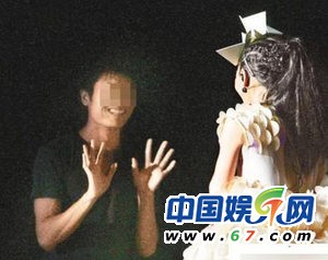 明星絕不愿意再提露丑往事 何炅曾被扔香蕉