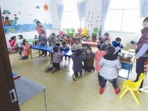 幼兒園孩子跪著吃飯 園方稱怕燙著孩子（圖）