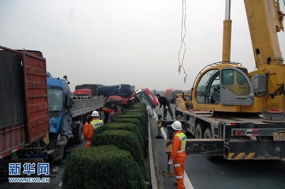 （突發(fā)事件）（2）滬昆高速江西鷹潭段發(fā)生5車連環(huán)相撞事故