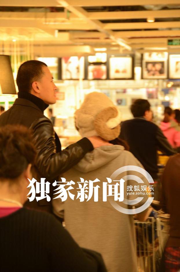 何潔與男友逛家居店高調(diào)摟抱