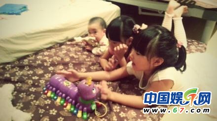 獨(dú)家：小S曬三個(gè)女兒可愛床照 母女抱玩具齊賣萌