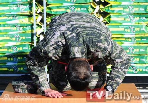 玄彬退役淚流滿面 跪地道向“虔誠”的粉絲道謝