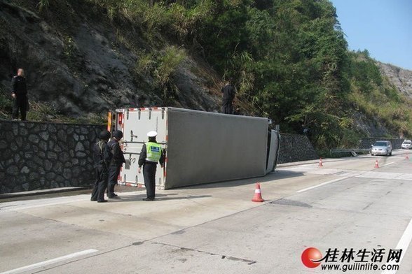 運(yùn)鈔車高速路側(cè)翻