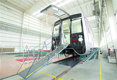 中國(guó)首列輕量化不銹鋼A型地鐵車輛青島下線