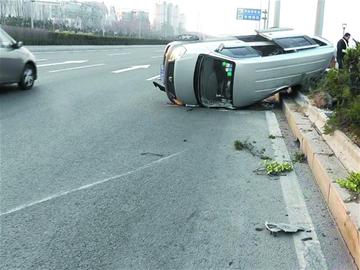 面包車側翻綠化帶