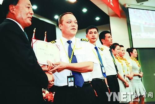 民航局局長李家祥向機組人員頒獎