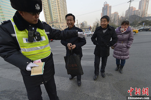 “中國式過馬路”吃罰單