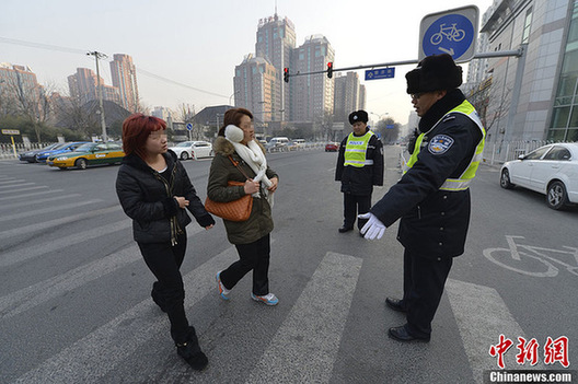 “中國式過馬路”吃罰單