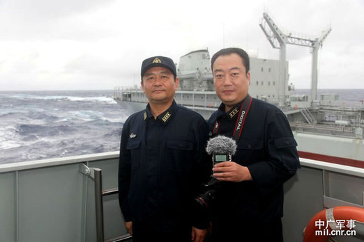 遠洋航行補給中，中國廣播網記者馬藝（右）采訪東海艦隊某驅逐艦支隊長王建勛