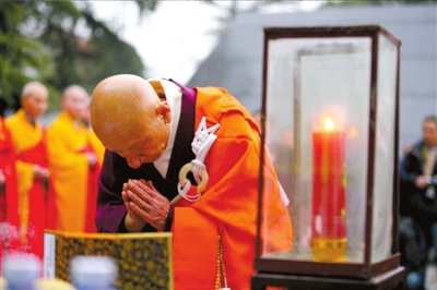 日本僧人在南京大屠殺遇難同胞紀(jì)念館內(nèi)的“遇難者名單墻”前敬香祈禱。新華社發(fā)