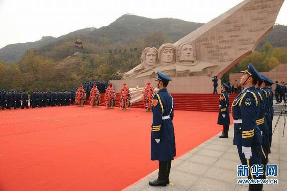 資料圖：中國空軍官兵瞻仰空軍英雄紀(jì)念墻。