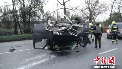 杭州氣溫過冰點 一運(yùn)鈔車因為路滑剎車不穩(wěn)翻車