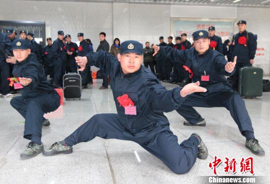 嵩山少林武術(shù)職業(yè)學(xué)院的學(xué)員在進(jìn)行器械對抗訓(xùn)練資料圖攝