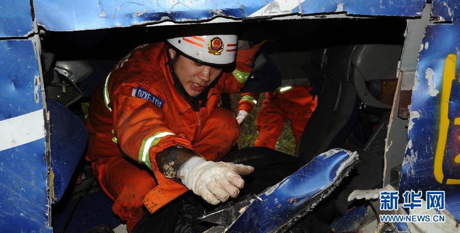 （突發(fā)事件）（1）四川達(dá)縣客車翻于坡下 致5死28傷